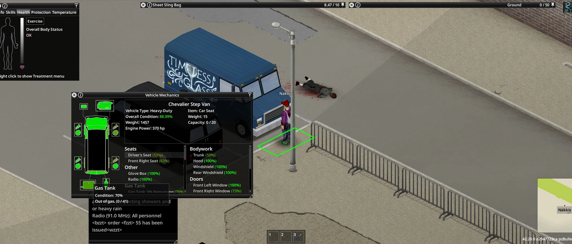 Укреплённая база с несколькими машинами во дворе в Project Zomboid Build 42